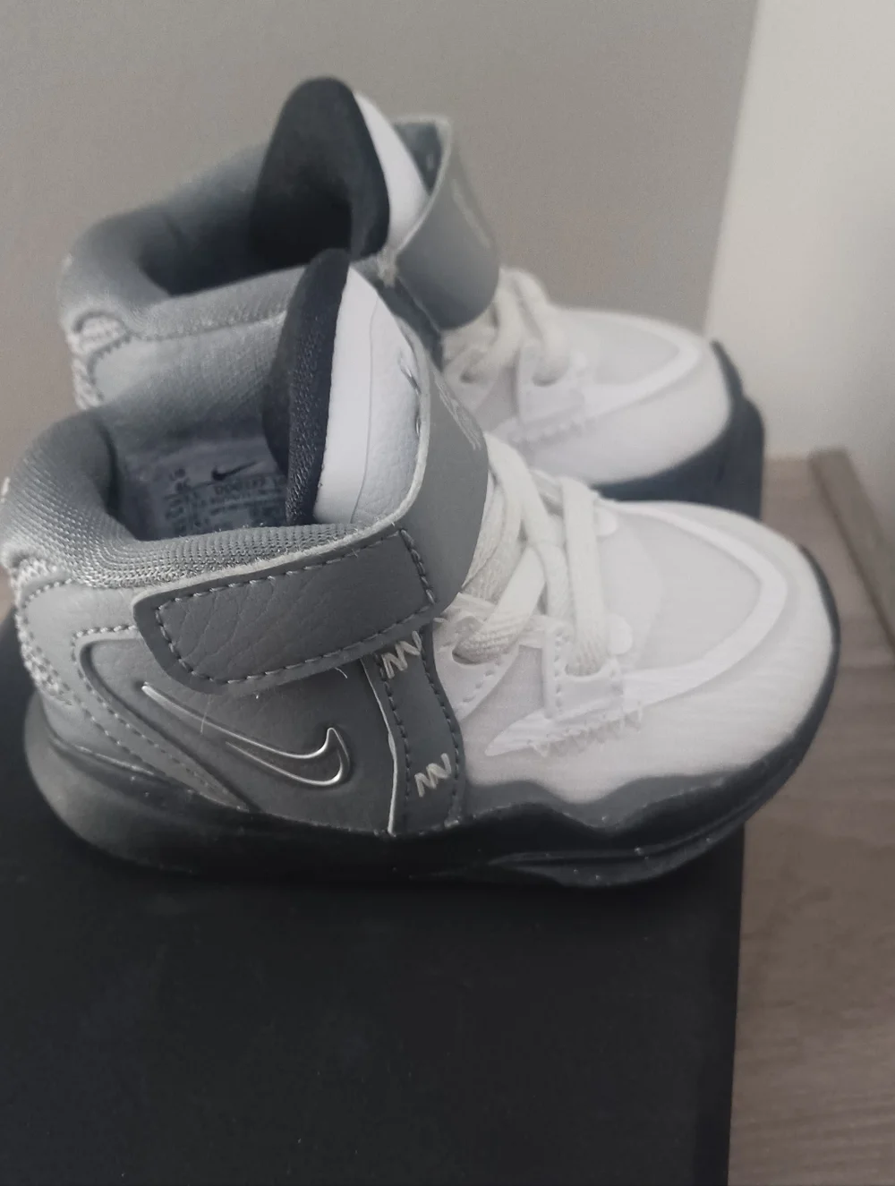 NIKE KYRIE Infinity SE Infants White Smoke Chrome Sz 4